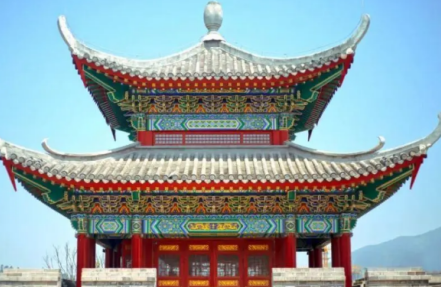 鋼絲繩電動葫蘆和吊機共同吊起閩越水鎮(zhèn)城門樓穹頂